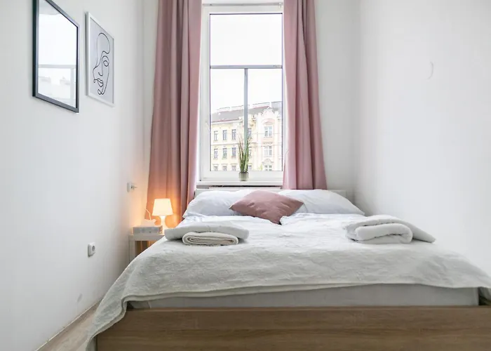 Luxury 6-bedroom Near Millennium